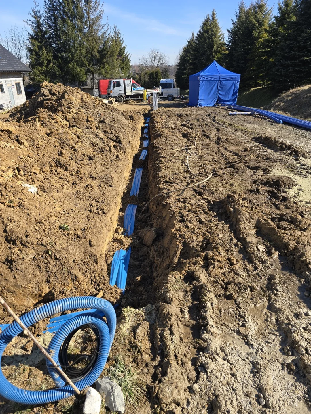 Przygotowanie trasy instalacji w ziemi — realizacja w Kalwarii Zebrzydowskiej.