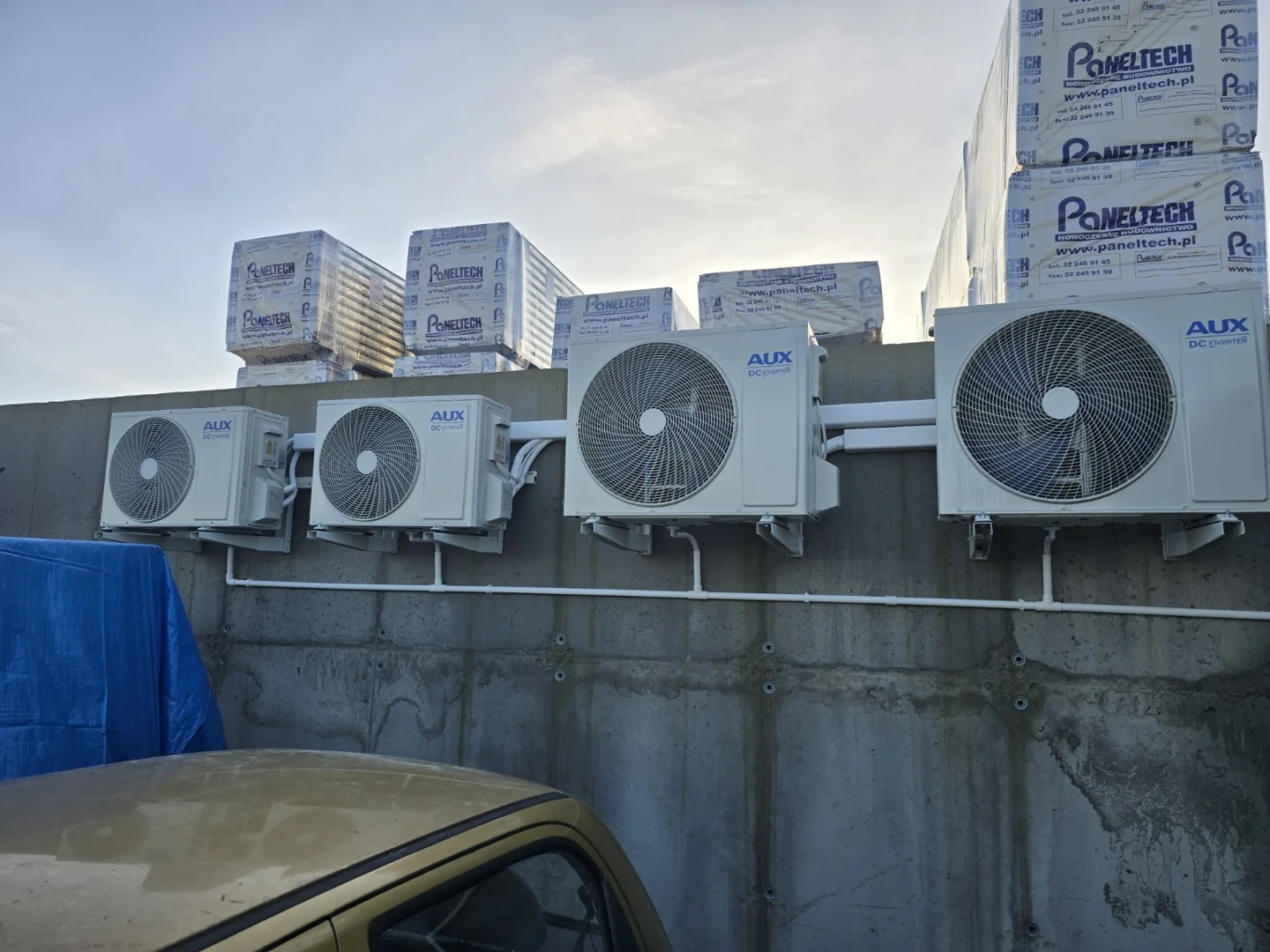 Jednostki zewnętrzne klimatyzacji podczas prac w Kalwarii Zebrzydowskiej.
