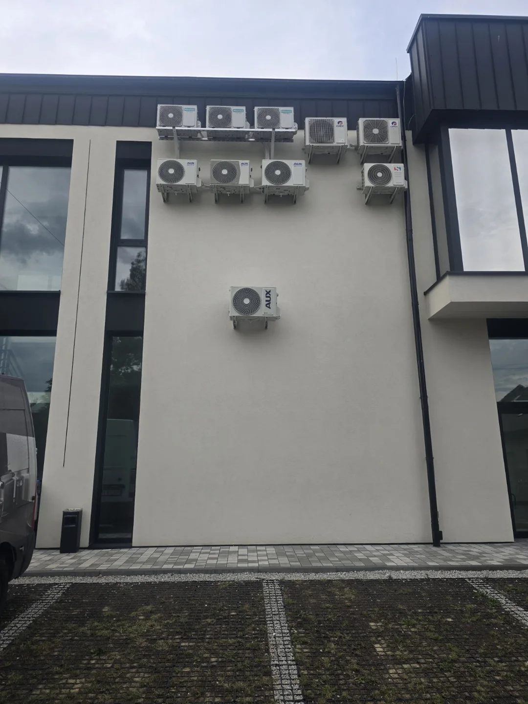Jednostki zewnętrzne klimatyzacji na elewacji budynku w Wadowicach.