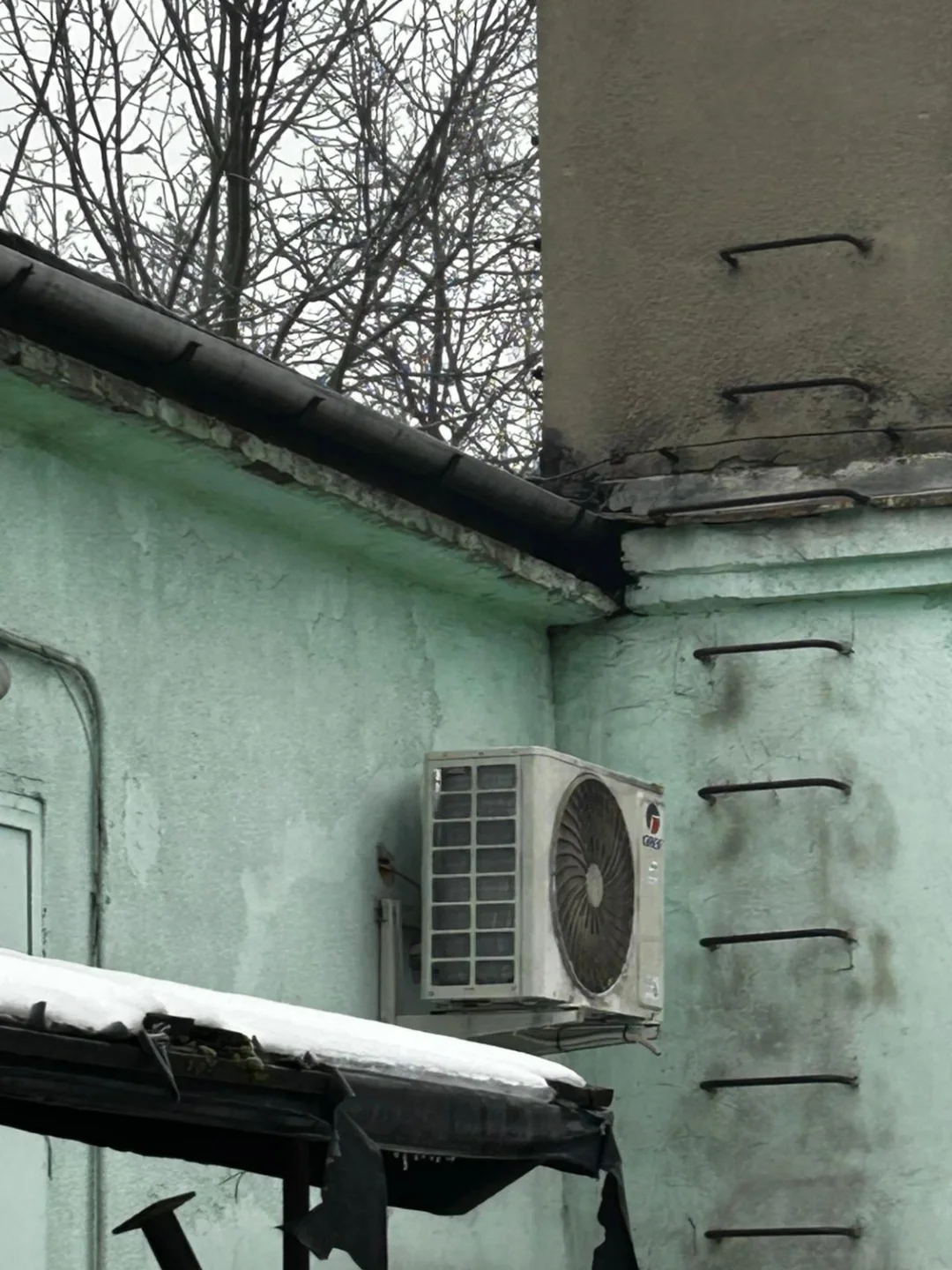 Jednostka zewnętrzna klimatyzacji przy istniejącym budynku w Wadowicach.