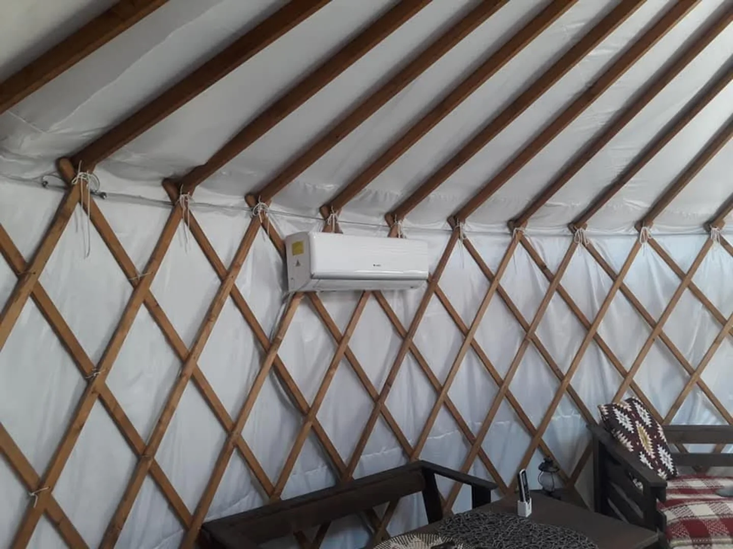 Jednostka wewnętrzna klimatyzatora we wnętrzu jurty w Wadowicach.