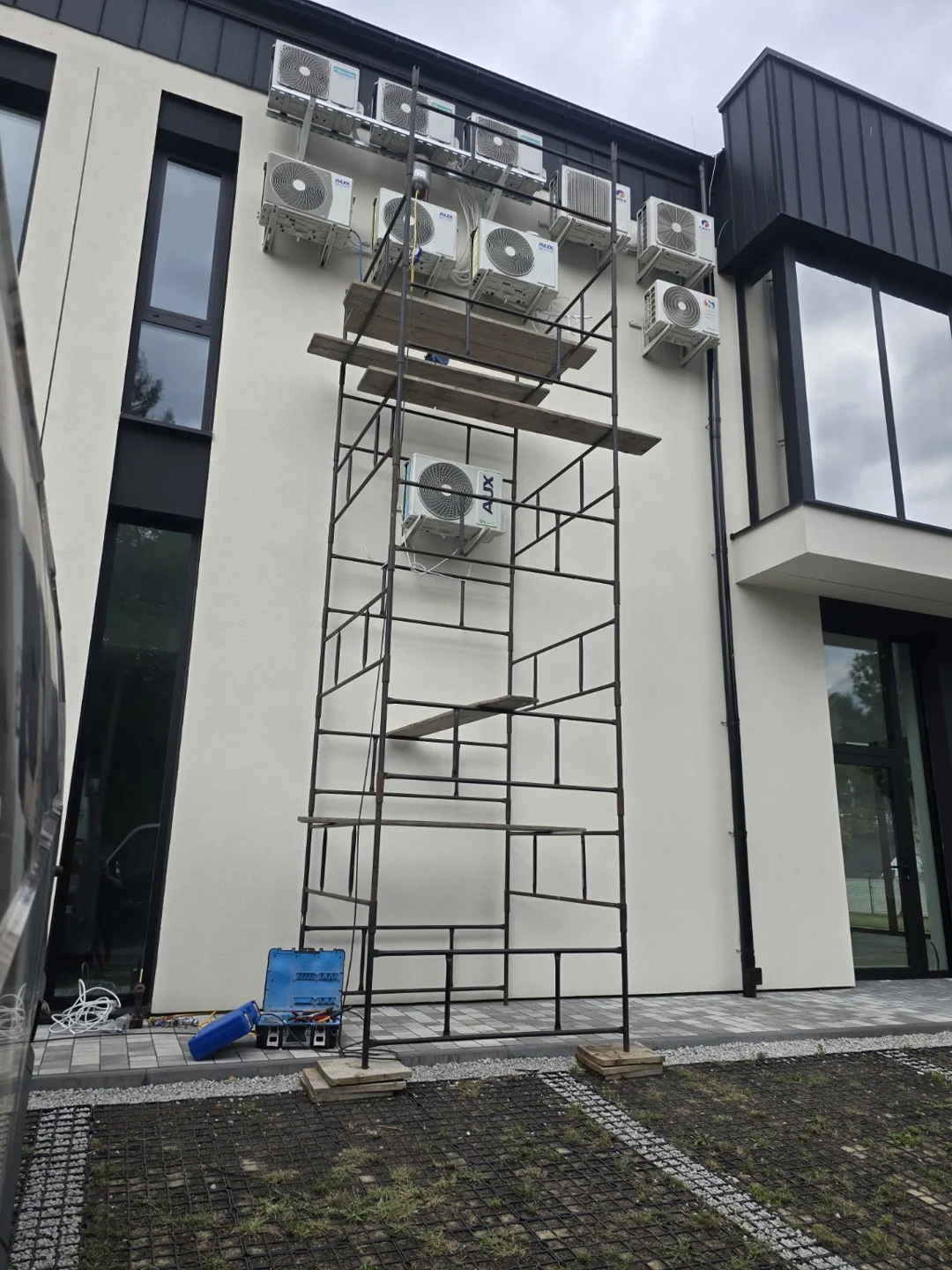Prace przy montażu klimatyzacji z wykorzystaniem rusztowania — Wadowice.